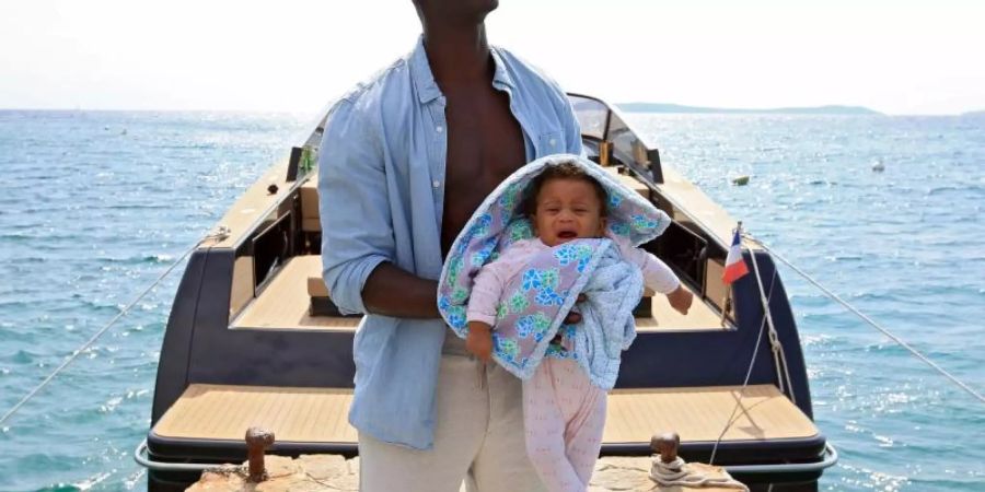 Samuel (Omar Sy) wandelt sich vom Playboy zu einem liebevollen Vater. Foto: ARD Degeto/Tobis