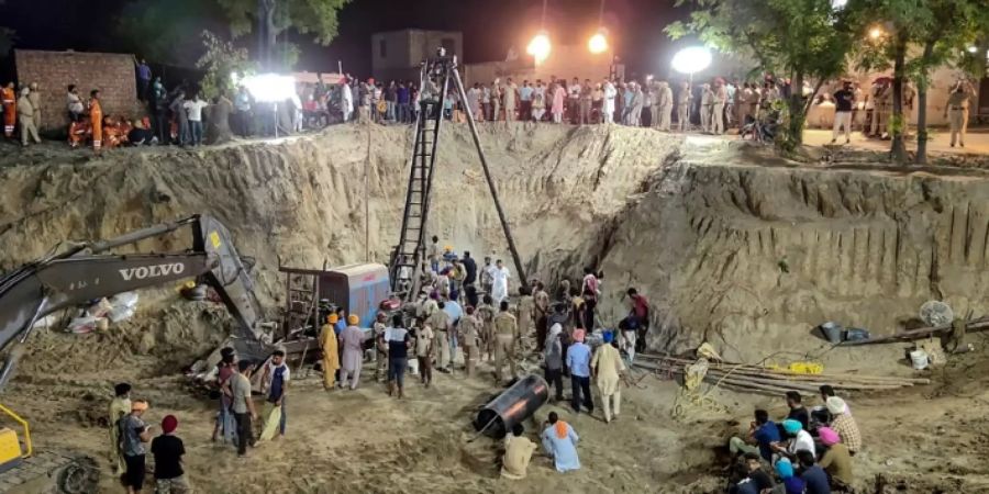 Rettungsaktion für ein Kleinkind in Indien