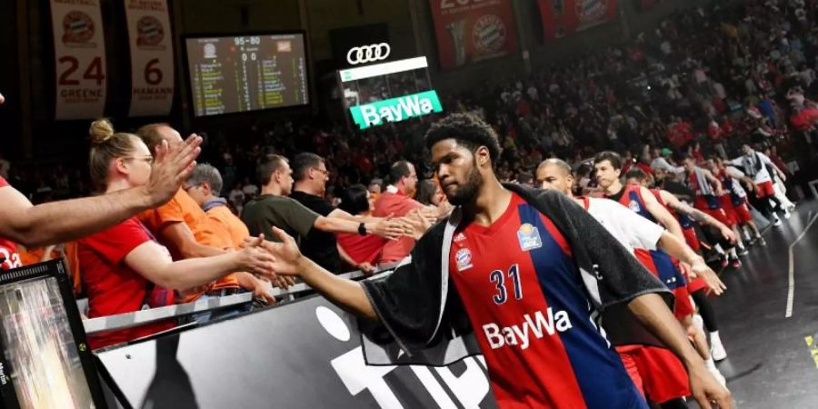 Bayerns Spieler bedanken sich nach dem Erreichen des Finales bei ihren Fans. Foto: Angelika Warmuth