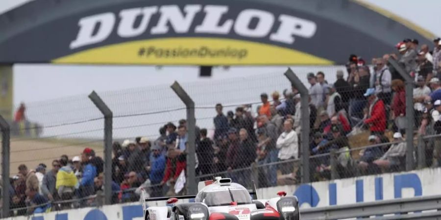 Rennfahrer Mike Conway aus Grossbritannien vom Toyota Gazoo Racing Team in Aktion. Foto: David Vincent/AP/dpa