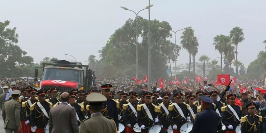 Der Trauerzug mit Essebsis Sarg am Samstag in Tunis