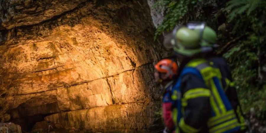 Einsatzkräfte stehen am Eingang der Falkensteiner Höhle. Foto: Christoph Schmidt