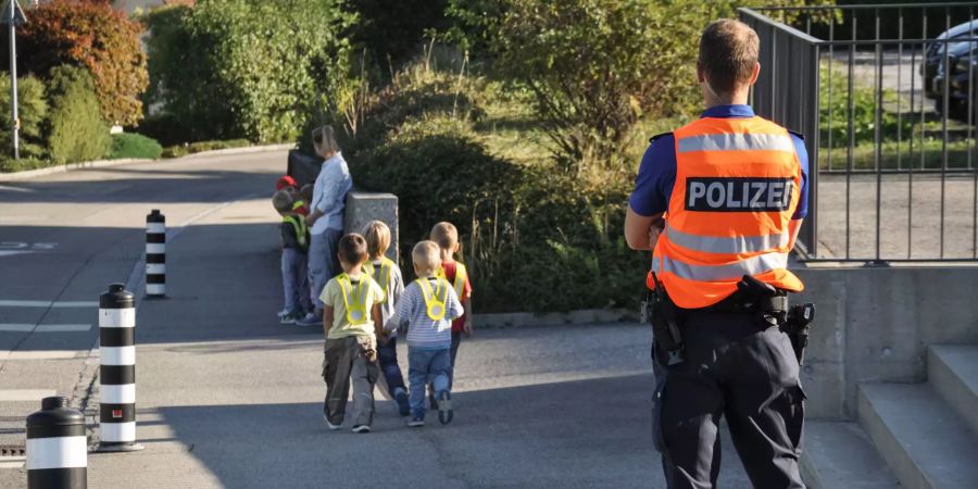 Polizei schaut auf Schulwege