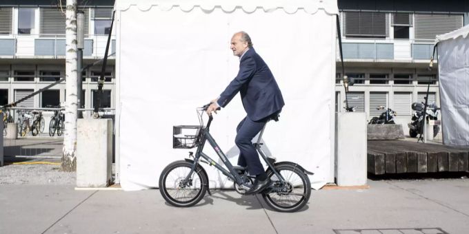 Der Zürcher Stadtrat Filippo Leutenegger auf dem Velo. filippo leutenegger