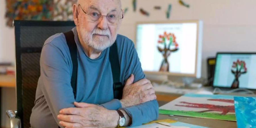 Eric Carle, Autor und Illustrator von «Die kleine Raupe Nimmersatt», wird 90 Jahre alt. Foto: Jim Gipe