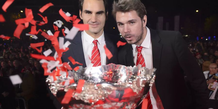 6. Davis-Cup-Sieg gegen Frankreich in Lille 2014 – Der Davis Cup gehört zu den Wettbewerben, die Top-Spieler gerne etwas vernachlässigen. 2014 starteten Roger Federer und Stan Wawrinka aber auf eine Mission. Wie häufig kommt es vor, dass eine so kleine Nation gleich zwei Top-5-Spieler gleichzeitig hat, so wie die Schweiz im Herbst 2014? Nach zwei Spielen steht es im Final in Lille zwischen Frankreich und der Schweiz 1:1 – dank Wawrinka, der Tsonga in vier Sätzen schlägt. Federer muss sich Gael Monfils in drei Sätzen klar geschlagen geben. Man fragt sich: ist die Weltnummer 2 überhaupt fit? Ja, ist er. Federer/Wawrinka besiegen Benneteau/Gasquet im Doppel, danach holt Federer gegen Gasquet in seinem zweiten Einzel den entscheidenden Punkt für die Schweiz. Ein grosser Moment für eine kleine Sport-Nation.