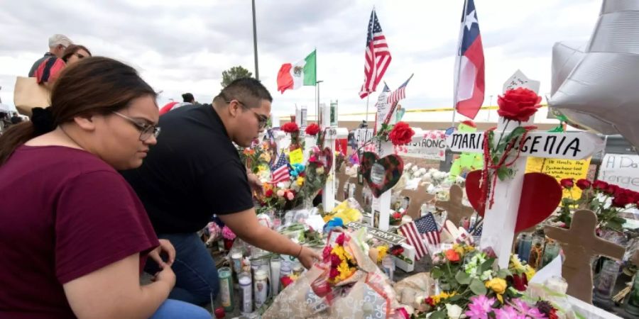 Menschen legen Blumen am Tatort in El Paso nieder