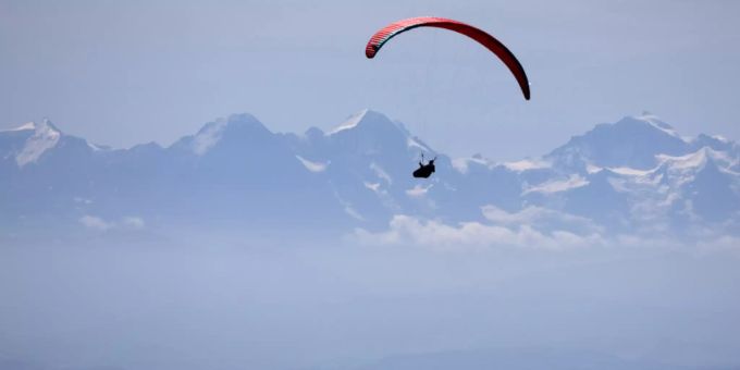 Teile des Gleitschirms wurden am Weisshorn auf etwa 3700 Metern über Meer gefunden. (Symbolbild) Teile des Gleitschirms wurden am Weisshorn auf etwa 3700 Metern über Meer gefunden. (Symbolbild)