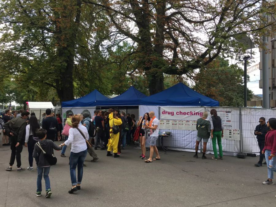 Der Stand von Saferparty, an dem man das Drug Checking durchführen lassen kann. Street Parade 2018.