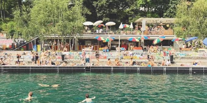 Das Flussbad Oberer Letten in Zürich in ein Magnet für Sonnenhungrige. oberer letten