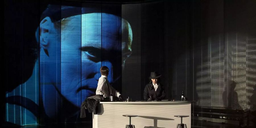 Agententhriller, ein unheimlicher Magier und ein verdächtiger Koffer - das Theater St. Gallen zeigt das Schauspiel «Die Anschläge von nächster Woche» von Thomas Arzt als Schweizer Erstaufführung.