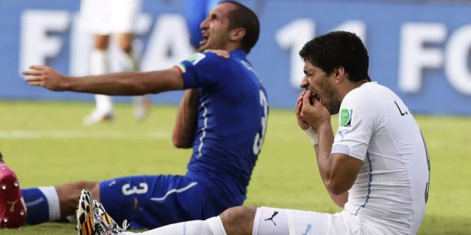 An der WM 2014 biss Luis Suarez in die Schulter von Giorgio Chiellini. Danach musste der Uru zur Therapie. Luis Suarez Giorgio Chiellini