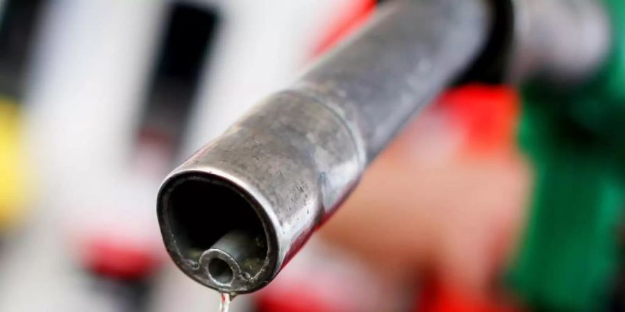 Aus einem Tankrüssel an einer Tankstelle tropft Benzin. Foto: Oliver Berg