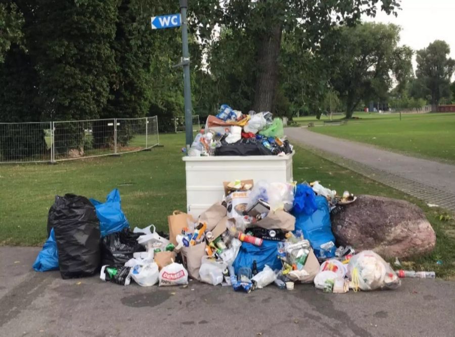 Hier wurde der Abfall rund um einen vollen Container gestellt.