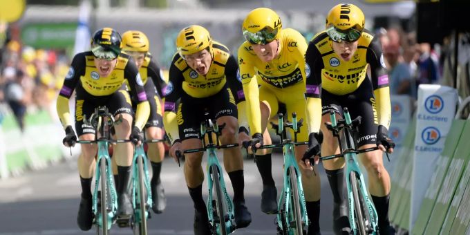 Geplatzter Pool - Wasserchaos sorgt bei Vuelta-Auftakt für Massenstürze