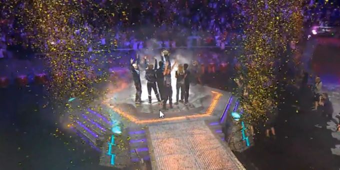 Die Spieler von OG feiern ihren Sieg. Dota2 TI OG