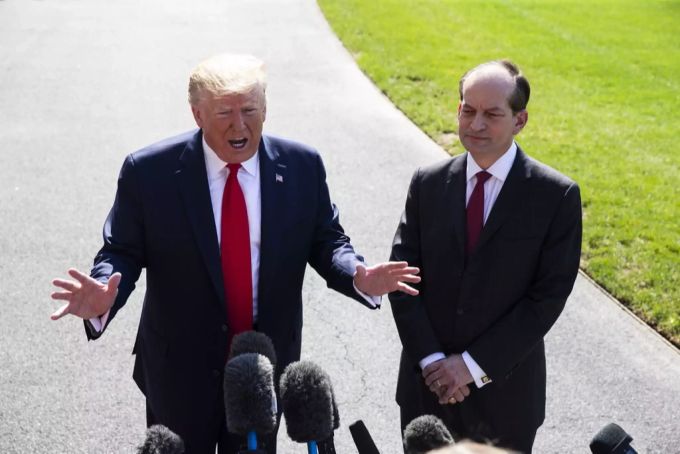 US-Präsident Donald Trump und sein zurückgetretener Arbeitsminister Alex Acosta geben der Presse Auskunft. Alex Acosta Donald Trump