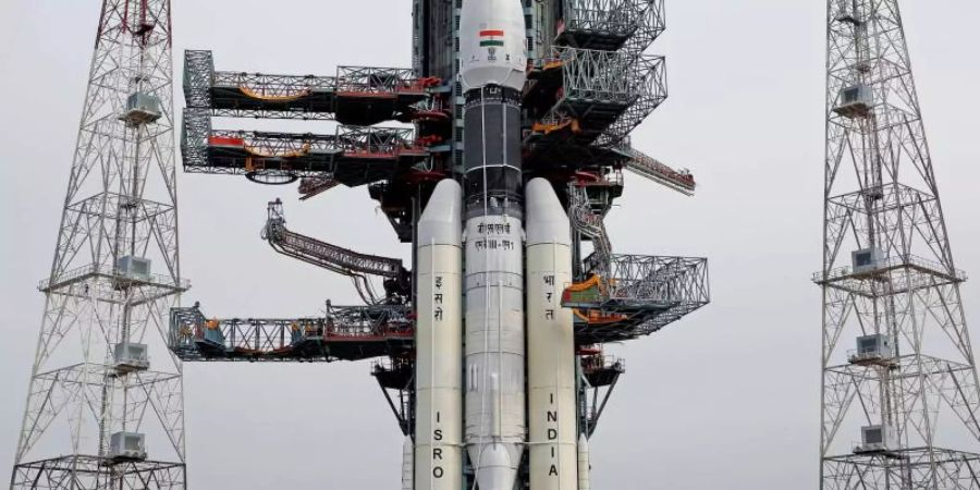 Die Trägerrakete GSLV Mk III-M1 mit der Sonde «Chandrayaan-2» an Bord steht an der Startrampe im südindischen Sriharikota. Foto: Indian Space Research Organisation