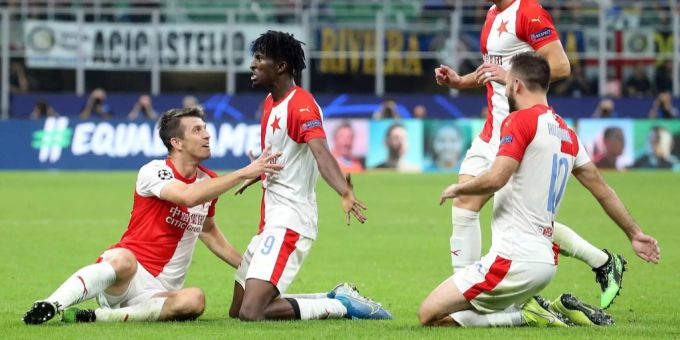 Peter Olayinka bejubelt seinen Führungstreffer. Inter Mailand