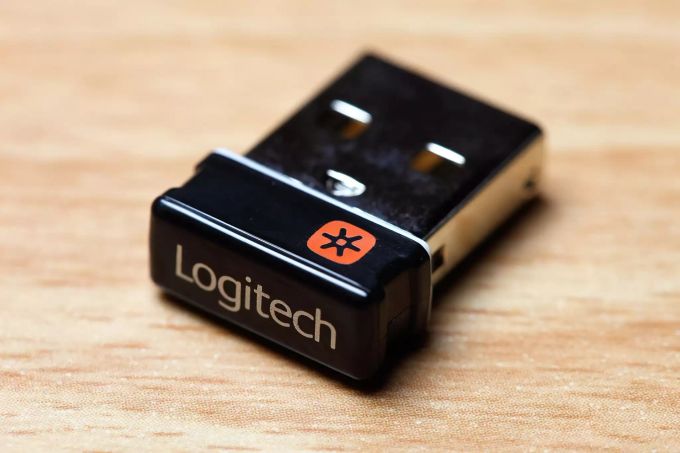 Geräte, welche mit dem «Unifying»-Logo von Logitech versehen sind, sind von den Sicherheitslücken betroffen. Logitech Sicherheitslücken Maus Tastatur