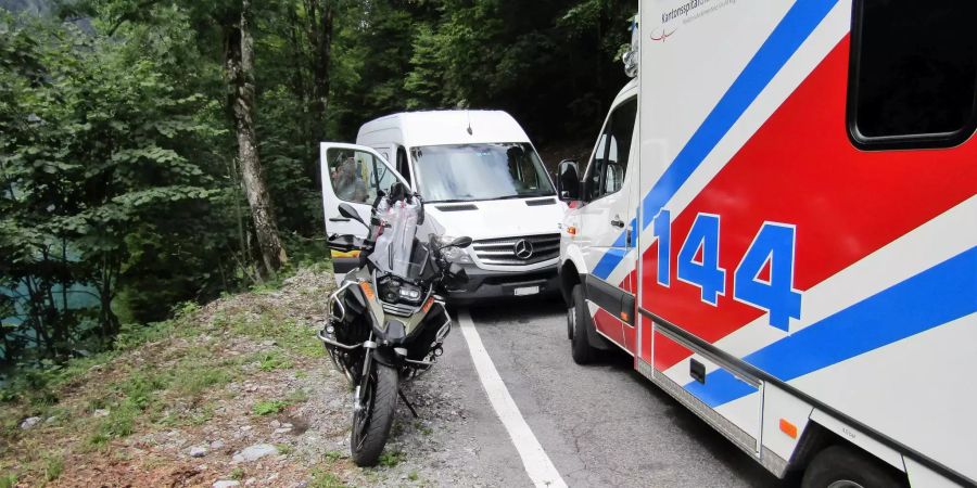 Leichten Kollision zwischen Lieferwagen und Motorrad.