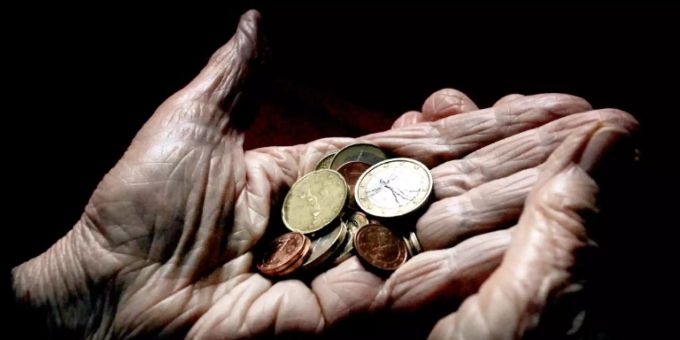 Frau mit Geld in den Händen. (Symbolbild) symbolbild