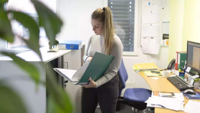 Der Lehrvertrag wird nur selten wegen eines einzelnen Ereignisses aufgelöst, weiss der Rektor einer St. Galler Berufsschule. (Symbolbild) KV ausbildung berufslehre