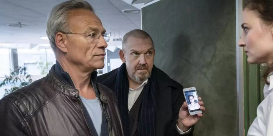 Klaus J. Behrendt (l-r, als Kommissar Max Ballauf) und Dietmar Bär (als Kommissar Freddy Schenk). Foto: Thomas Kost/WDR/dpa