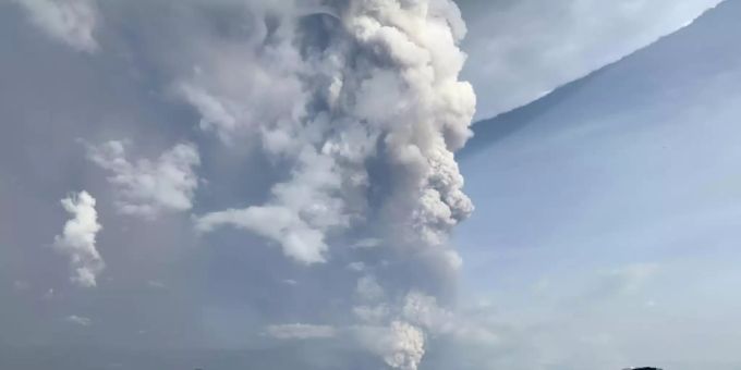 Aschewolke des Vulkans Taal auf den Philippinen Aschewolke des Vulkans Taal auf den Philippinen