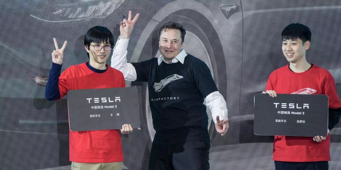 Elon Musk empfängt die ersten Kunden seiner China-Autos persönlich. Elon Musk