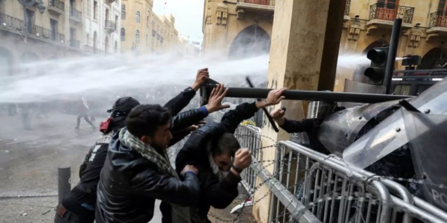 Demonstranten greifen Sicherheitskräfte an