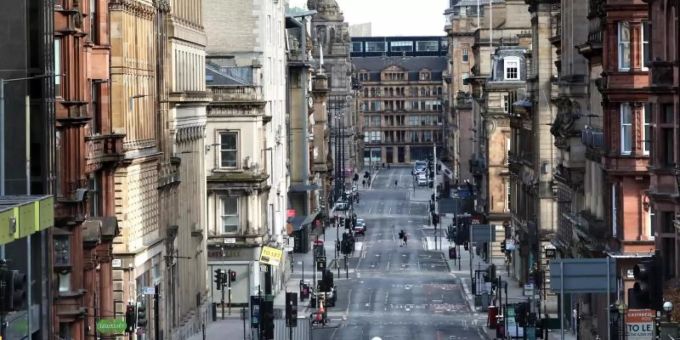 Auch in Glasgow gehen die Leute wegen des Coronavirus nicht mehr auf die Strasse. Nun wurde auch entschieden, die UN-Klimakonferenz zu verschieben. Foto: Andrew Milligan/PA Wire/dpa Glasgow