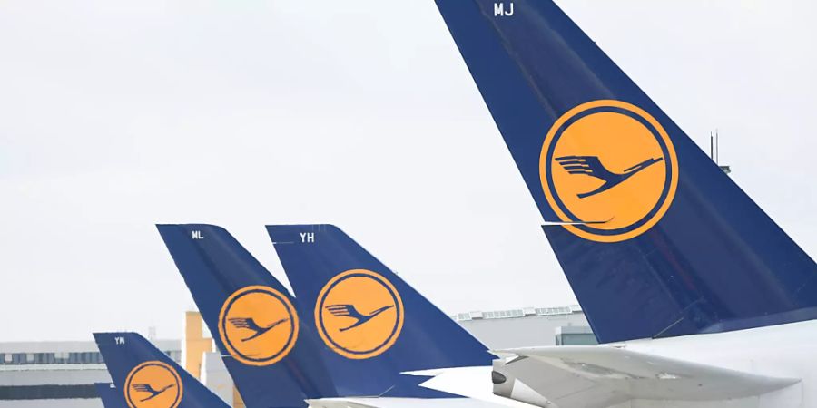 Nach der Swiss hat auch die Lufthansa hat ihren Flugplan wegen der Coronavirus-Krise bis auf eine Grundversorgung reduziert. Ab sofort sind noch fünf Prozent der Vorjahreskapazität im Angebot. (Archiv)