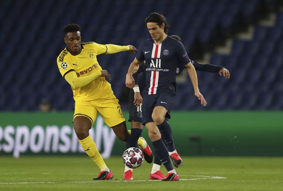 Dortmunds Dan-Axel Zagadou (l.) versucht Edinson Cavani (r.) von Paris vom Ball zu trennen.