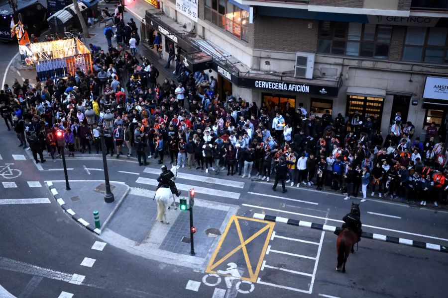 Tausende Fans warten in der Stadt auf ihr Team.