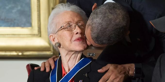 US-Präsident Barack Obama küsst die US-Mathematikerin Katherine Johnson, nachdem er ihr während einer Zeremonie im Ostflügel des Weissen Hauses die Presidential Medal of Freedom verliehen hat. (Archivbild) Nasa Katherine Johnson gestorben