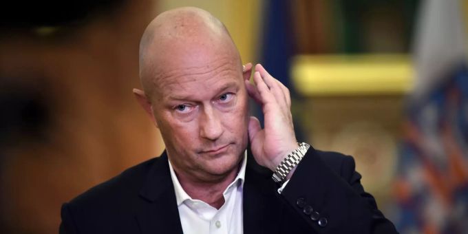 Thomas Kemmerich (FDP), neuer Ministerpräsident von Thüringen, steht während einer Live-Schaltung in einer TV-Sendung im Barocksaal der Thüringer Staatskanzlei. Kemmerich war mit den Stimmen der AfD-Abgeordneten zum Ministerpräsidenten gewählt worden. Ministerpräsidentenwahl Kemmerich AfD