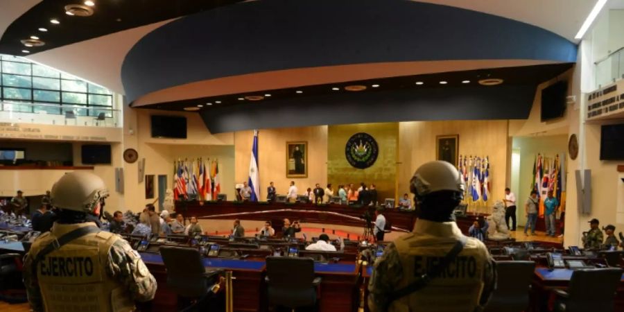 Soldaten im Parlament von El Salvador