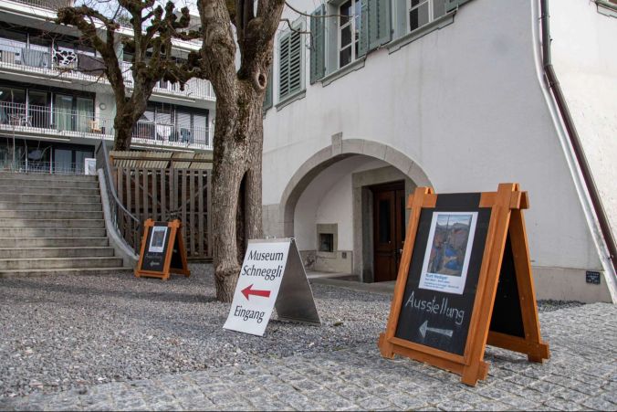 Ausstellungsschilder vor dem Museum Schneggli.