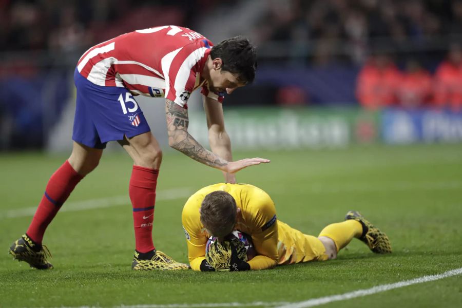 Jan Oblak (liegend) gehört zu den Fussballern mit Haartransplantation.