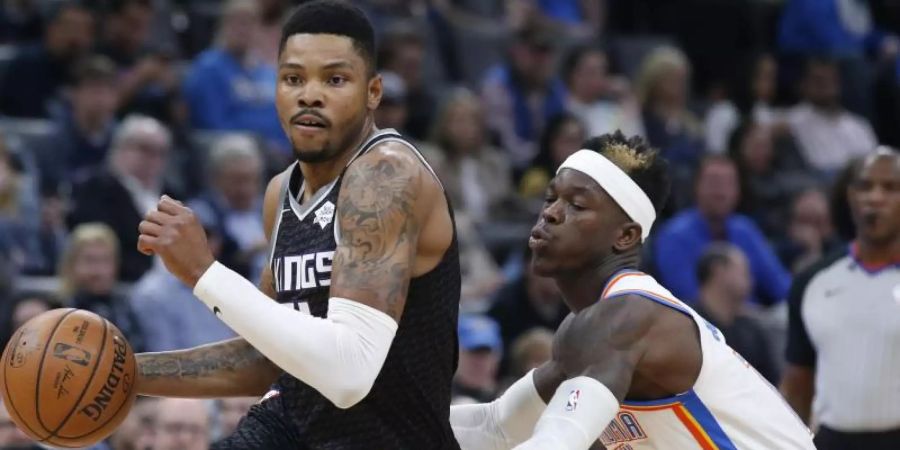 Siegte mit Oklahoma City Thunder gegen die Sacramento Kings: Dennis Schröder (r). Foto: Sue Ogrocki/AP/dpa