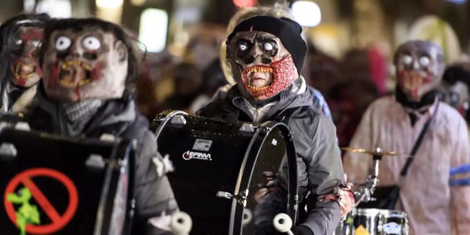 Eine Guggenmusik spielt nach der "Bärenbefreiung" an der Berner Fasnacht, am Donnerstag, 27. Februar 2020 in Bern. FASNACHT, UMZUG, TRADITION, BRAUCHTUM,