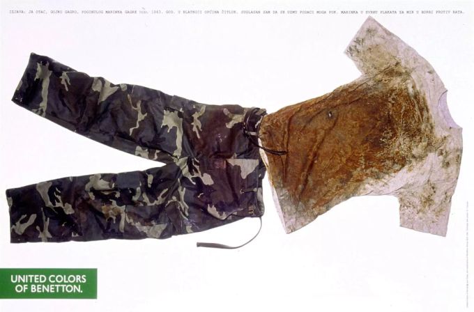 Noch eine Stufe schockierender als der schimmlige Whopper: Das blutverschmierte Shirt aus der Benetton-Werbung der 90er-Jahre. benetton werbung