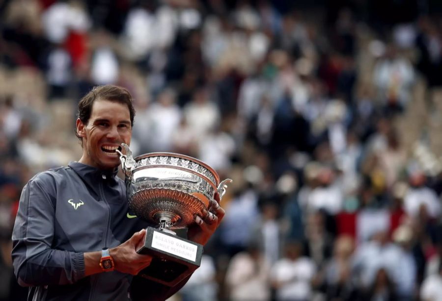 Rafael Nadal mit dem Siegerpokal von Roland Garros 2019, bei seinem 12. Sieg an den French Open.