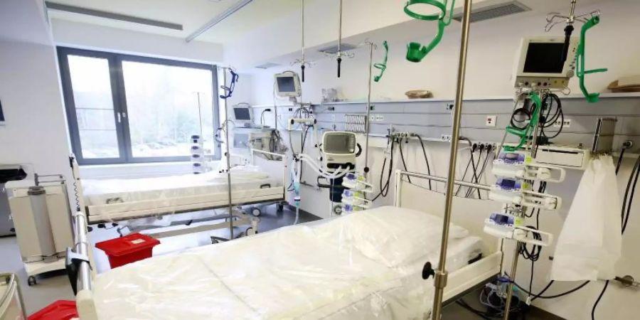 Neben den Intensivbetten stehen Beatmungsgeräte im Allgemeinen Krankenhaus Viersen in Nordrhein-Westfalen. Foto: Roland Weihrauch/dpa