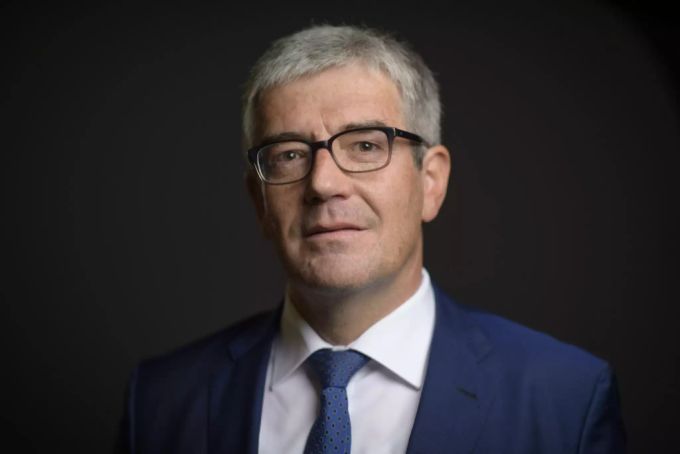 Gemäss Regierungsrat Jon Domenic Parolini stellt die Bündner Regierung Gemeinden und Schulen finanzielle Anreize, um Skitage und Schneesportaktivitäten anzubieten. Skifahren Schulfache