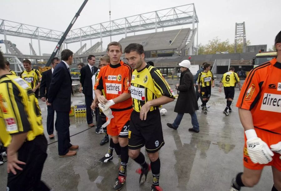 Der junge Wölfli zusammen mit Stürmer-Legende Stephane Chapuisat auf der Wankdorf-Baustelle im Jahr 2003.