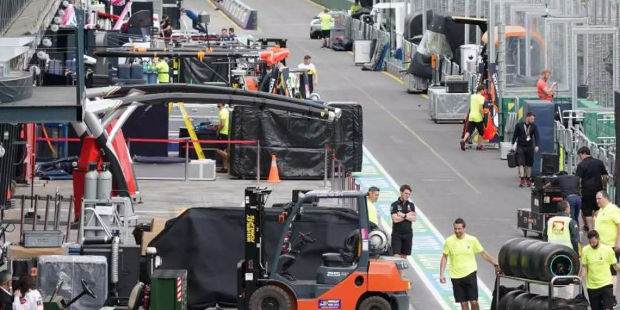 Aufbruch: Nach der Absage des Grossen Preis von Australien bereiten die Teams in der Boxengasse ihre Abreise aus Melbourne vor. Foto: Michael Dodge/AAP/dpa