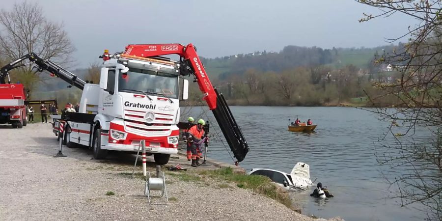 Polizeitaucher und ein Kranunternehmen bargen den Porsche Cayenne aus der Reuss.