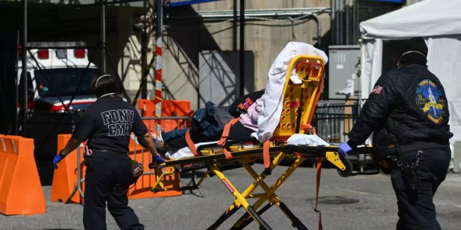 Patient wird in New York ins Krankenhaus eingeliefert